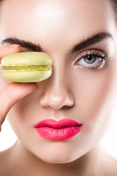 Attraktive Frau mit süßem grünem Macaron, isoliert auf weiß — Stockfoto
