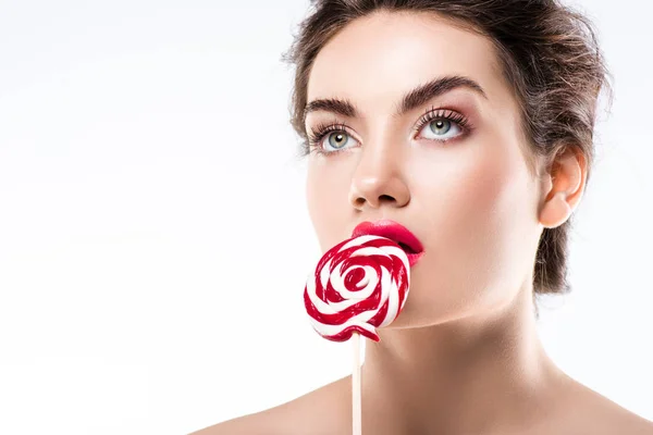 Bella giovane donna alla moda mangiare lecca-lecca rosso, isolato su bianco — Foto stock