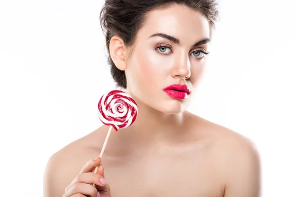 Attraente elegante donna nuda in possesso di lecca-lecca rosso, isolato su bianco — Foto stock