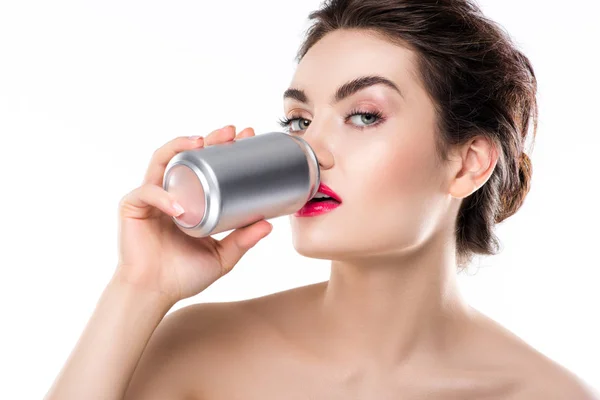 Hermosa chica bebiendo refresco de lata, aislado en blanco - foto de stock