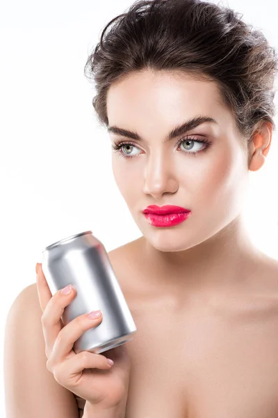 Menina elegante atraente segurando lata de refrigerante, isolado no branco — Fotografia de Stock