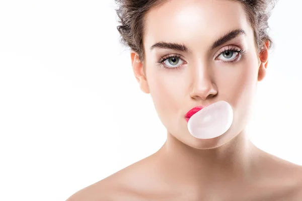 Chica atractiva con burbuja de goma de mascar, aislado en blanco - foto de stock