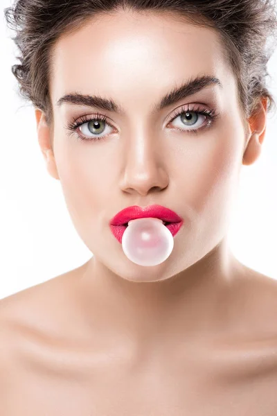 Красива модна дівчина з бульбашкою жувальної гумки, ізольована на білому — стокове фото