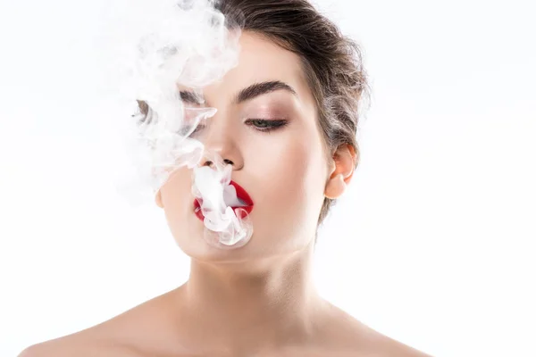 Hermosa mujer fumando y soplando humo, aislado en blanco - foto de stock