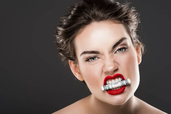 Агрессивная женщина с долларовой купюрой в зубах, изолированная от серого — стоковое фото