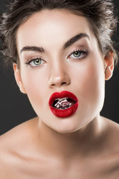 Sexy chica con fusión de hielo cubo en los labios, aislado en gris - foto de stock