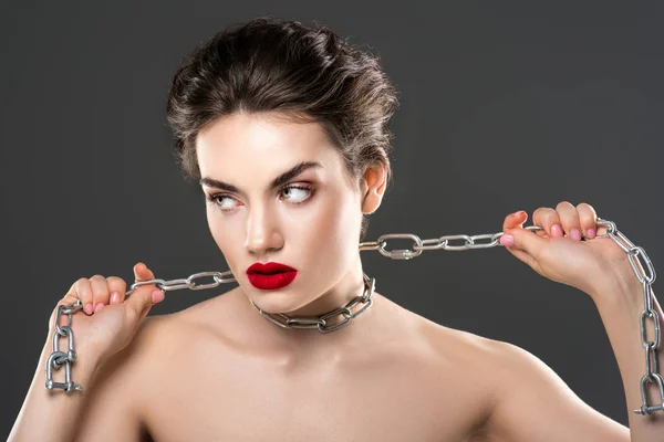 Hermosa mujer apasionada con cadena en el cuello, aislado en gris - foto de stock