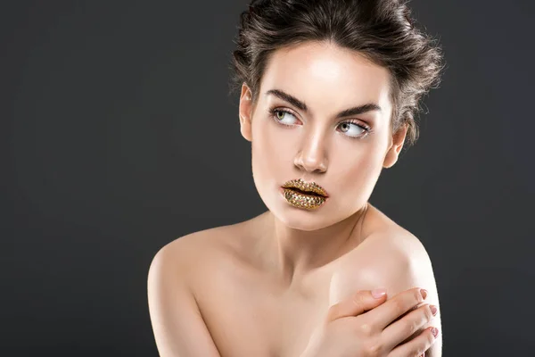 Elegante chica desnuda de moda con labios dorados, aislado en gris - foto de stock