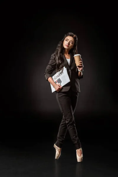 Стоп-бізнес-леді в балеті з газетами і кавою, щоб піти на чорний фон — стокове фото