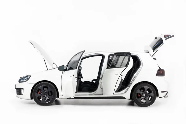 Seitenansicht des neuen weißen Autos mit offenen Türen und offener Motorhaube auf weiß — Stockfoto