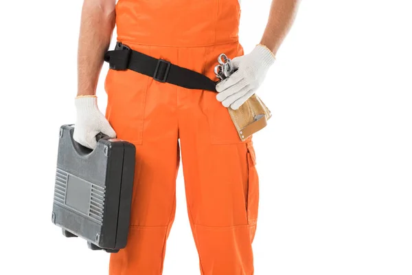 Imagen recortada de mecánico automático en naranja caja de herramientas de sujeción uniforme aislado en blanco - foto de stock