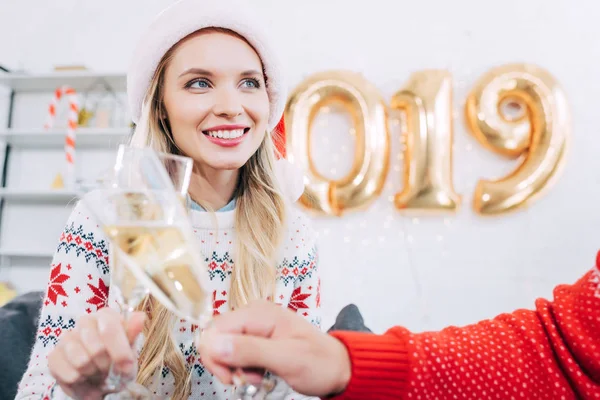 Glückliches Paar stößt mit Sektgläsern an und feiert das neue Jahr 2019 — Stockfoto