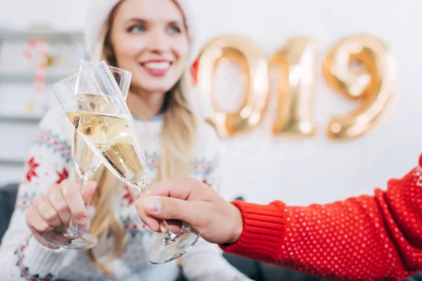 Foco seletivo de casal clinking com taças de champanhe e celebrando 2019 ano novo — Fotografia de Stock
