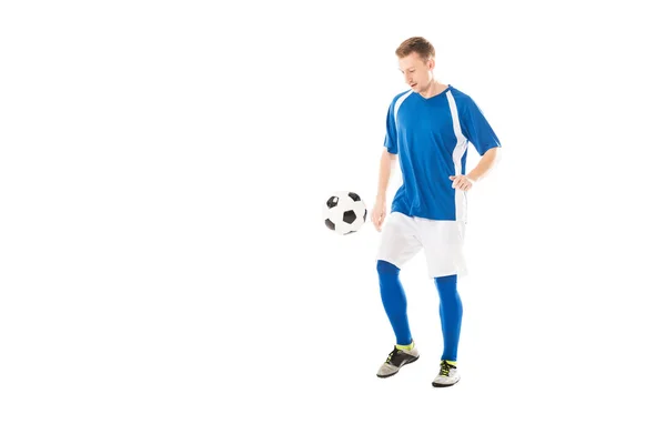 Vue pleine longueur de beau jeune joueur de football entraînement avec ballon isolé sur blanc — Photo de stock