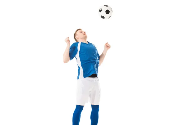 Athlète jeune footballeur frappant ballon avec poitrine isolée sur blanc — Photo de stock