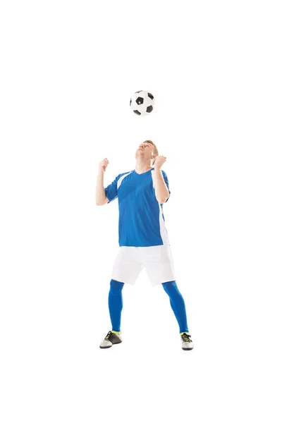 Vista completa del joven futbolista golpeando la pelota con la cabeza aislada en blanco - foto de stock