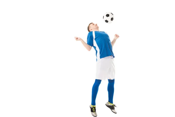 Visão de comprimento total do jovem jogador de futebol batendo bola com peito isolado em branco — Fotografia de Stock