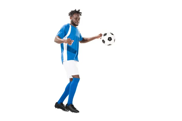 Vista completa di atletico sportivo afroamericano che gioca con pallone da calcio isolato su bianco — Foto stock