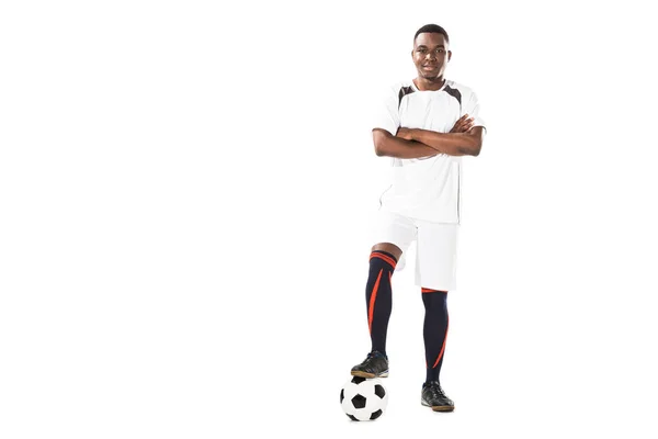 Confiante jovem jogador de futebol americano africano de pé com braços cruzados e sorrindo para a câmera isolada em branco — Fotografia de Stock