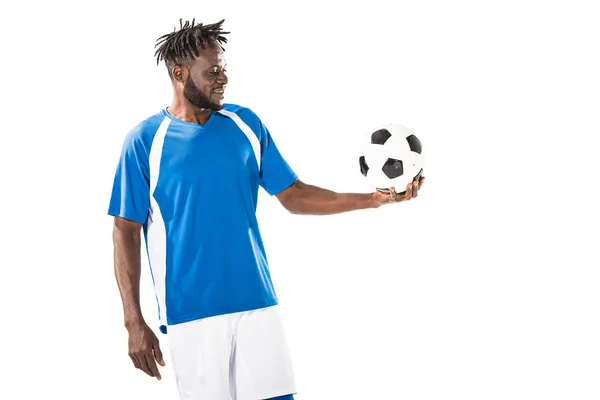 Sorridente Africano americano desportista segurando bola de futebol isolado em branco — Fotografia de Stock