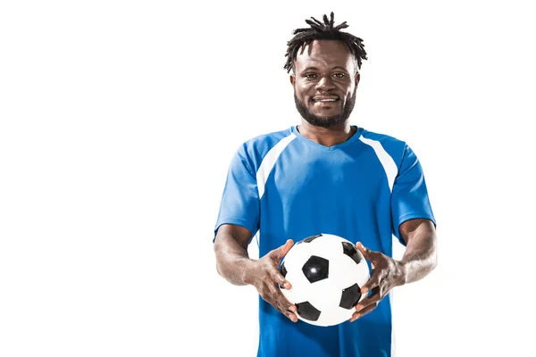 Footballeur afro-américain tenant le ballon et souriant à la caméra isolé sur blanc — Photo de stock