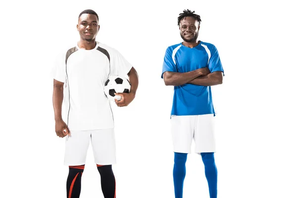 Confiado atlético jóvenes afroamericanos futbolistas sonriendo a la cámara aislado en blanco - foto de stock
