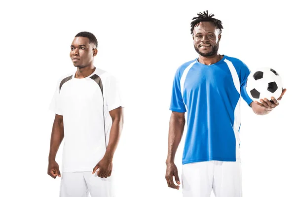 Atléticos jóvenes deportistas afroamericanos de pie con pelota de fútbol aislado en blanco - foto de stock