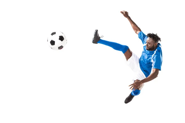 Американский спортсмен прыгает и бьет по футбольному мячу, изолированному на белом — стоковое фото