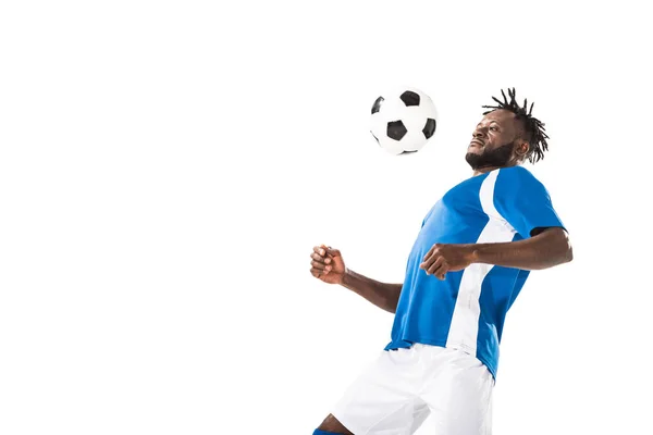 Athlète jeune footballeur afro-américain frappant ballon avec poitrine isolée sur blanc — Photo de stock