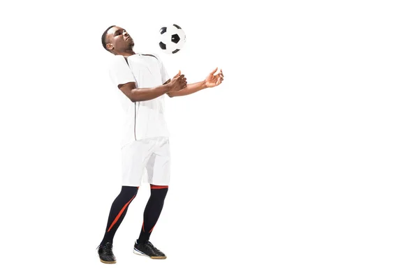 Joven afroamericano futbolista golpeando pelota con pecho aislado en blanco - foto de stock