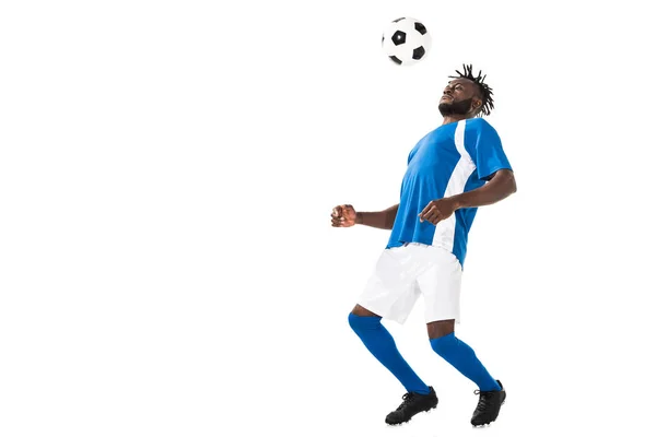 Atletico sportivo afroamericano che colpisce palla con petto isolato su bianco — Foto stock
