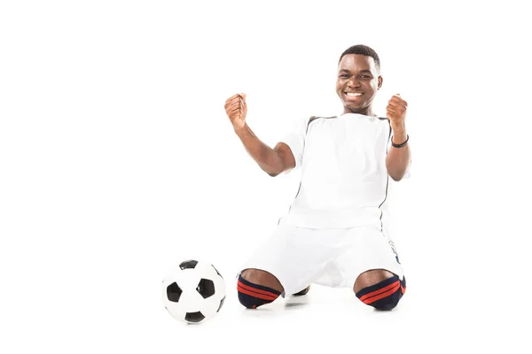 Felice giovane giocatore di calcio afroamericano trionfante e agitando pugni isolati su bianco — Foto stock