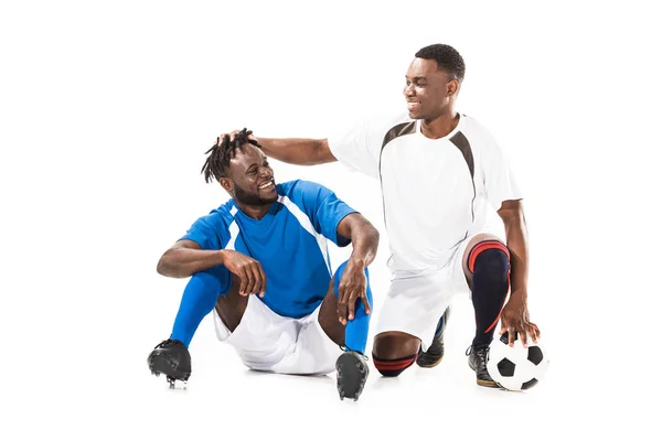 Feliz africano americano futbolistas divertirse aislado en blanco - foto de stock