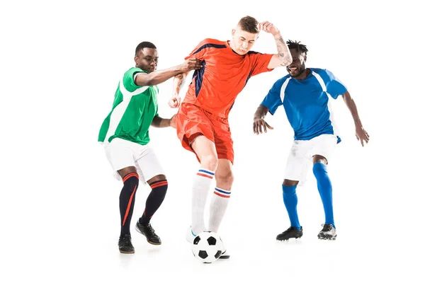 Jóvenes futbolistas multiétnicos jugando con pelota aislada en blanco - foto de stock