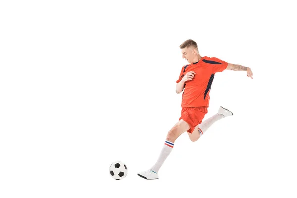 Vista completa del joven deportista jugando fútbol aislado en blanco - foto de stock