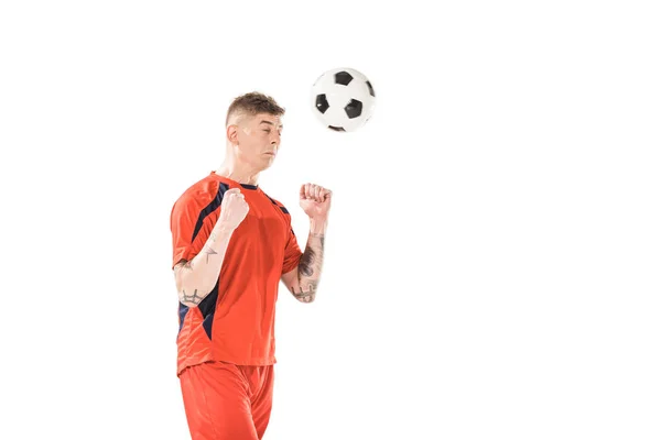 Jeune joueur de football frappant ballon avec la tête isolée sur blanc — Photo de stock