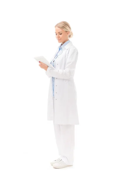 Confiante jovem médico trabalhando com comprimido isolado em branco — Fotografia de Stock