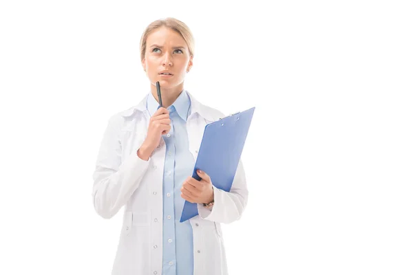 Premuroso giovane medico femminile con appunti guardando in alto isolato su bianco — Foto stock