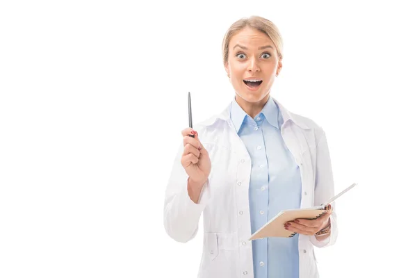 Expresiva joven doctora con una idea creativa sosteniendo el cuaderno y mirando a la cámara aislada en blanco - foto de stock