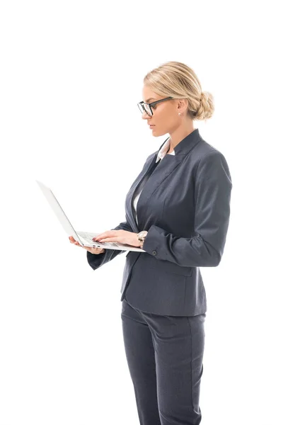 Selbstbewusste junge Geschäftsfrau arbeitet mit Laptop isoliert auf weiß — Stockfoto