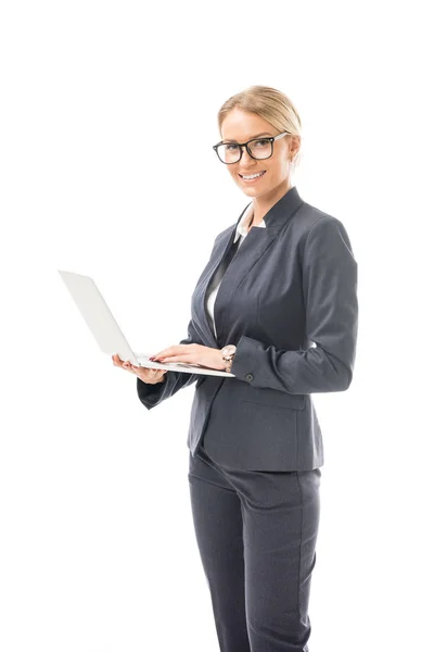 Sorridente giovane donna d'affari che lavora con computer portatile isolato su bianco — Foto stock