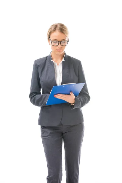 Sérieux jeune femme d'affaires écriture dans le presse-papiers isolé sur blanc — Photo de stock