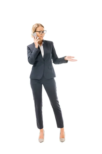 Емоційна молода бізнес-леді розмовляє по телефону ізольовано на білому — стокове фото