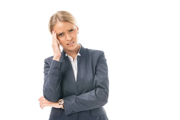 Sufrida joven empresaria con dolor de cabeza mirando a la cámara aislada en blanco — Stock Photo