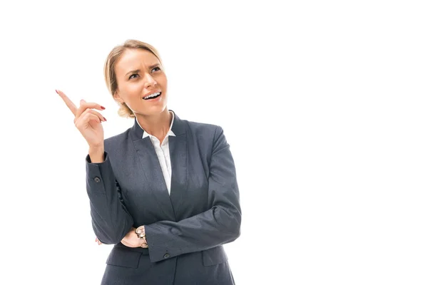 Expresiva joven empresaria con la idea creativa apuntando hacia arriba aislado en blanco - foto de stock