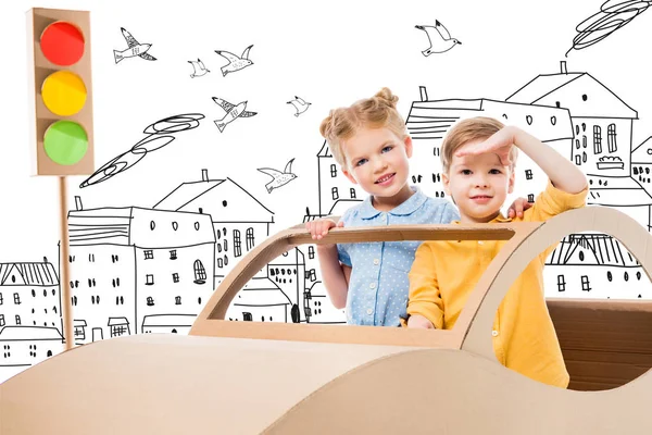 Hermanos jugando con coche de cartón y semáforos en ciudad dibujada con pájaros - foto de stock