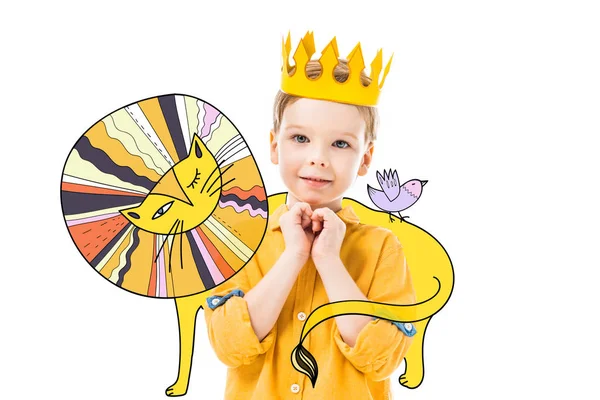 Entzückender Junge in gelber Krone mit bitte Geste, isoliert auf weiß mit bunt gezeichneten Löwe und Vogel — Stockfoto