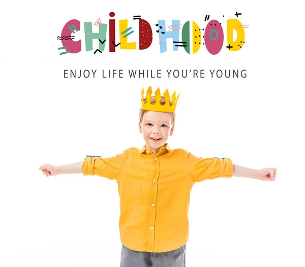 Счастливый мальчик в желтой короне с протянутыми руками, изолированными на белом с надписью 