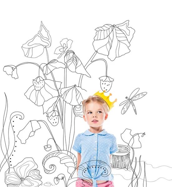Adorable niño en corona amarilla, aislado en blanco con planta de fresa dibujada - foto de stock