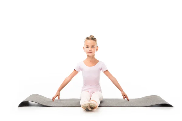 Kind turnt auf Fitnessmatte isoliert auf weißem Hintergrund — Stockfoto